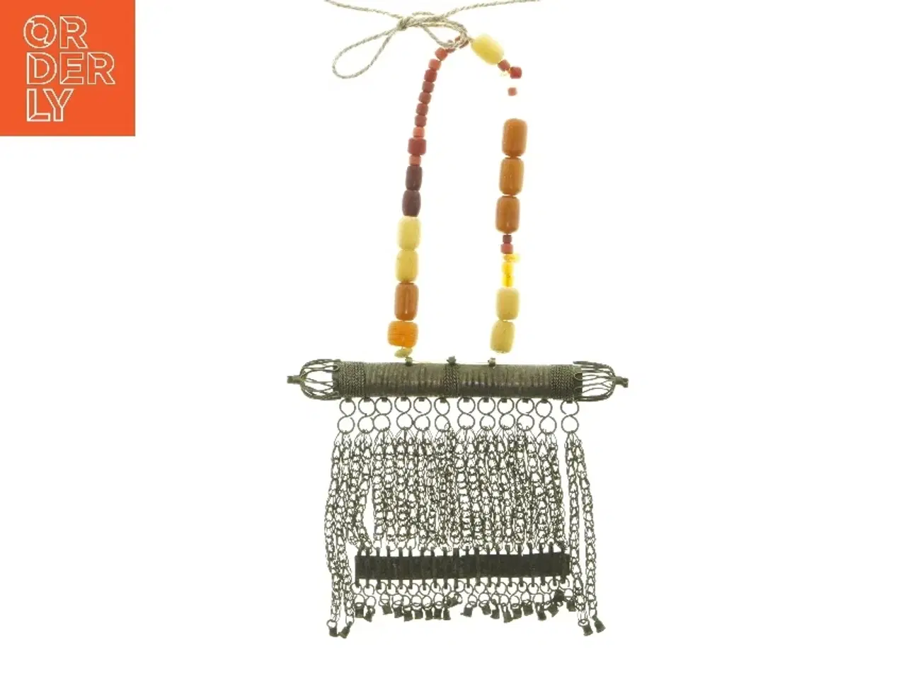 Billede 3 - Vægdekoration med kæder og perler (str. 34x19,5 cm)