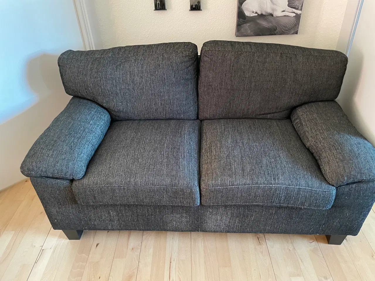 Billede 1 - Sofa 2 persones sofa sort/ grå gnit 150kr.