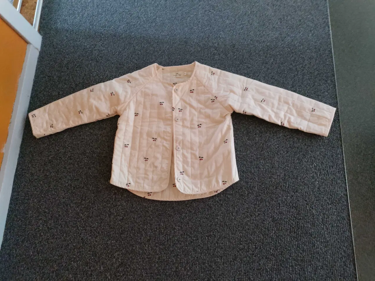 Billede 4 - Quiltet let jakke m kirsebær str 3/4 år