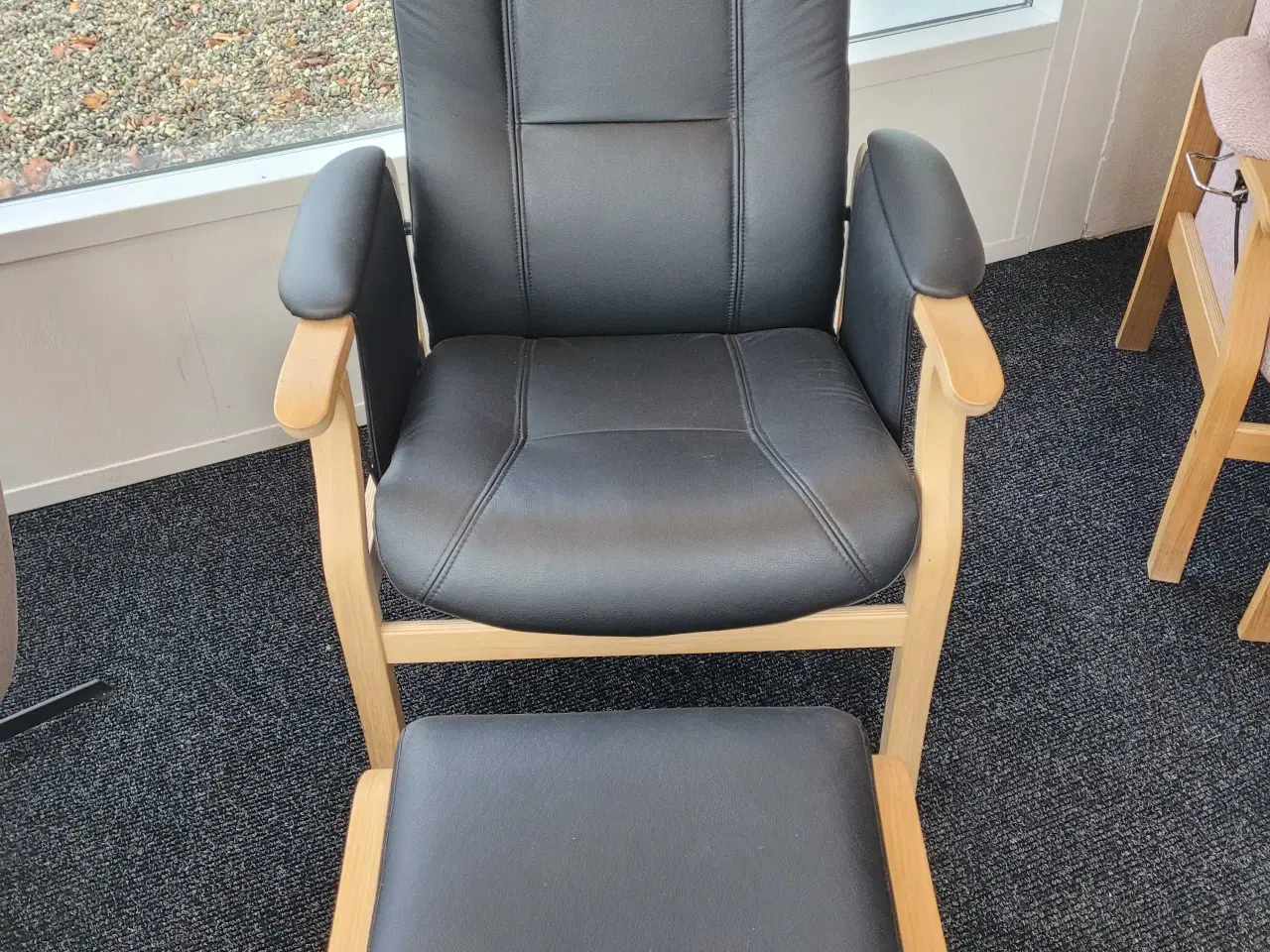 Billede 1 - NY "Sorø" Otiumstol med fodskammel.  Okselæder