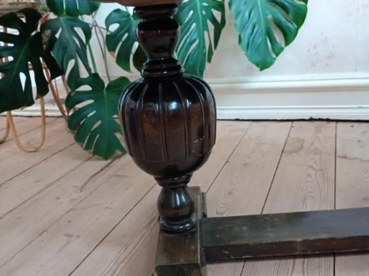 Billede 3 - Gammelt sofabord med kakler og udtræk.