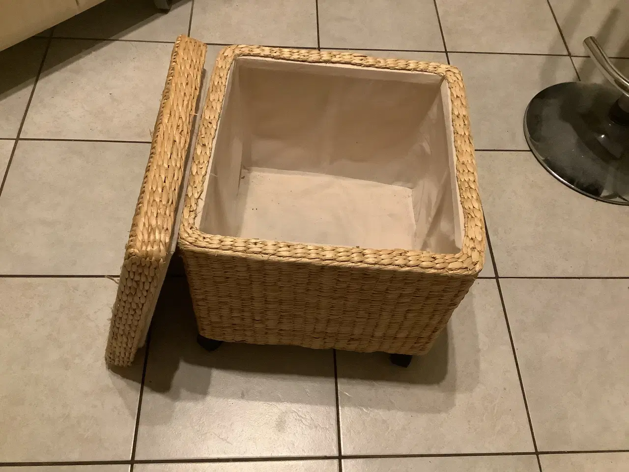 Billede 1 - Børnemøbel opbevaringsboks i flet og på hjul