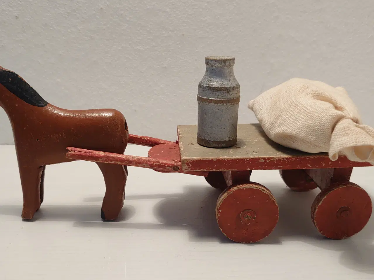 Billede 1 - Fængselslegetøj: Vogn med hest mm. Ca 1930. L 22cm