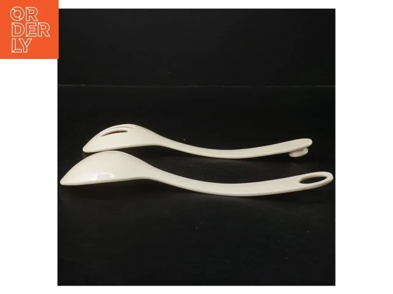 Billede 3 - Plastik serveringssæt med ske og hulske (str. 24x7 cm)