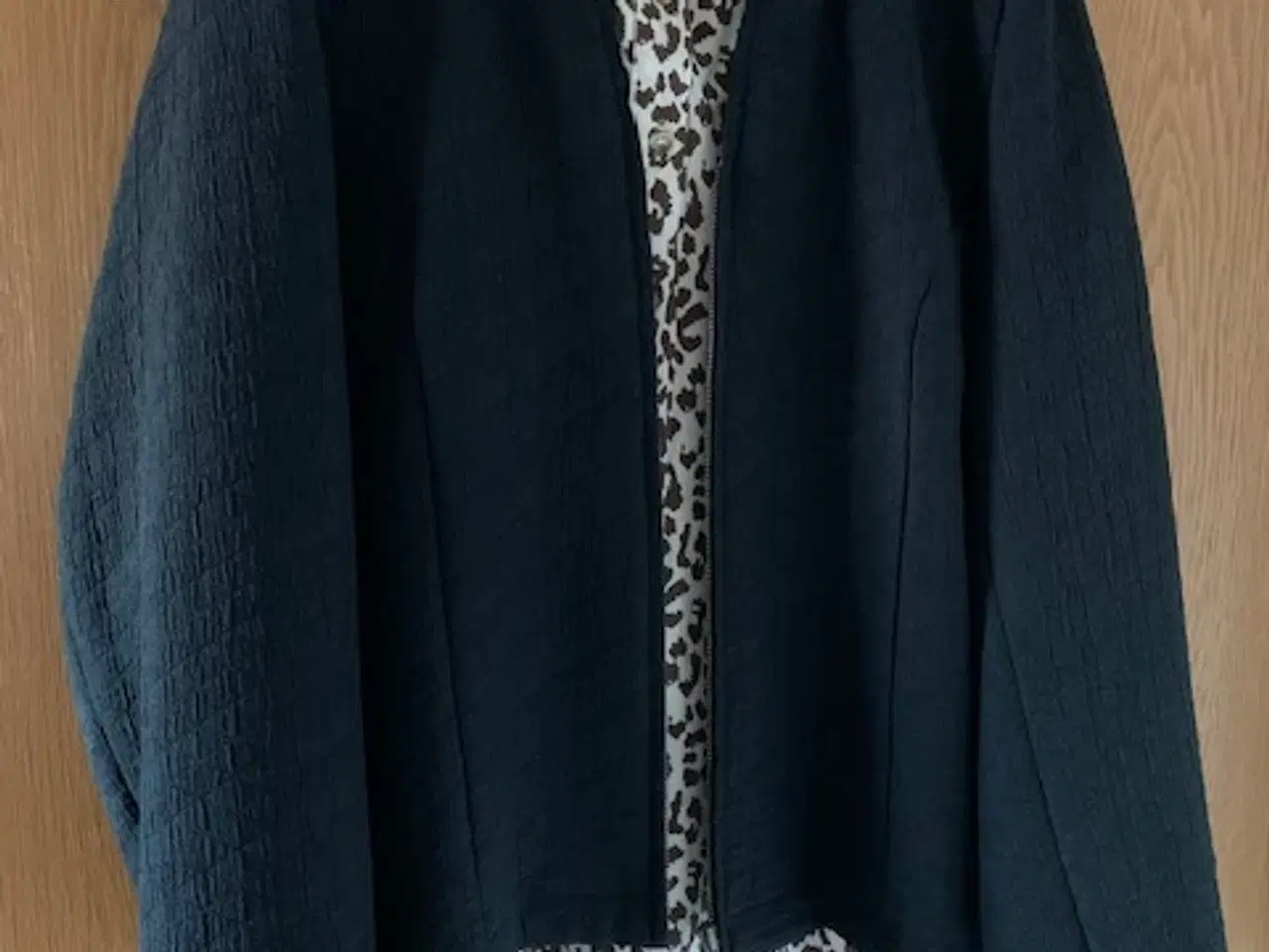 Billede 1 - Jakke / blazer og skjorte str. L Samlet pris 60 kr