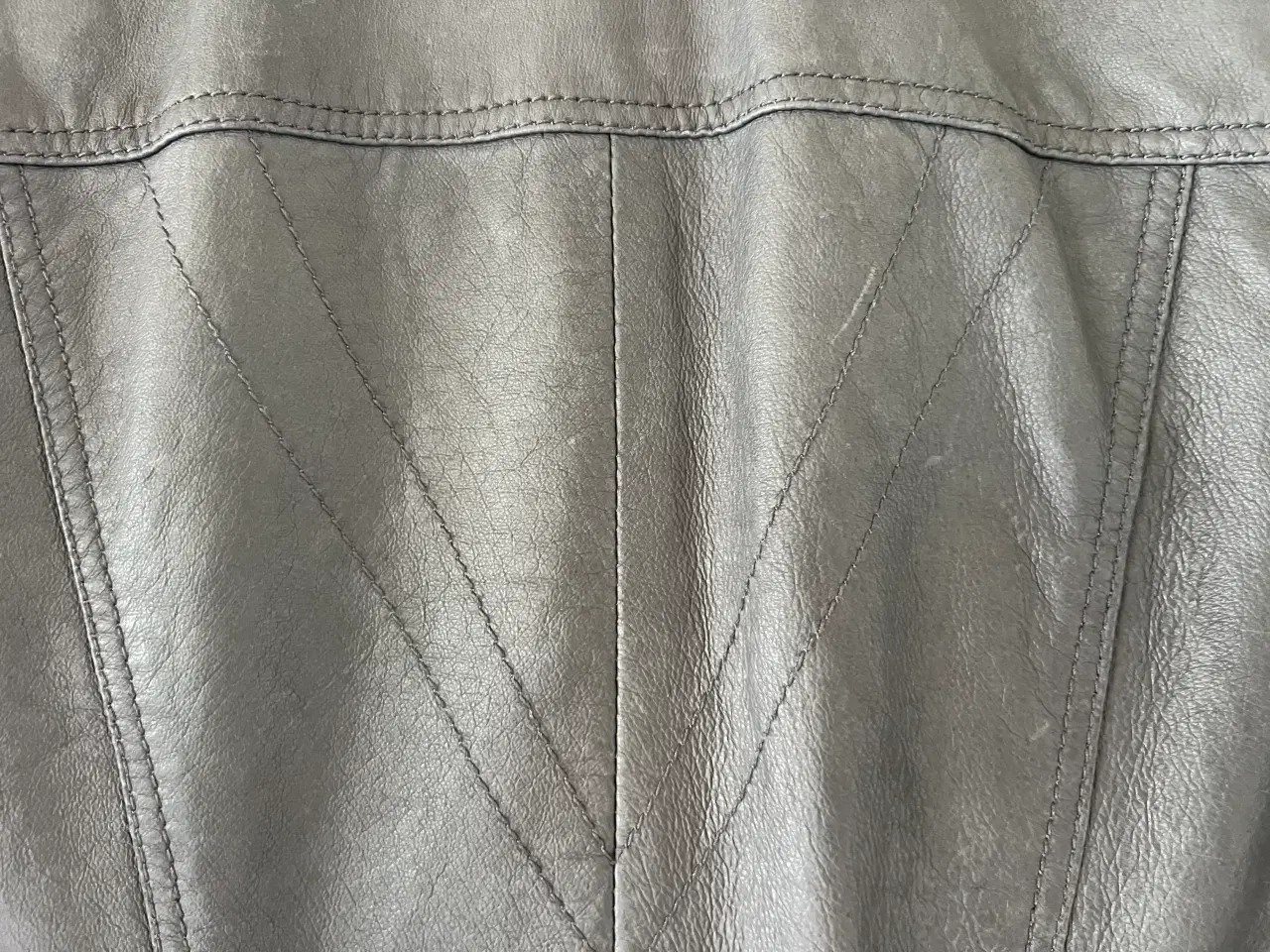 Billede 17 - Grå Skindjakke fra Phobia. (Str. 36)