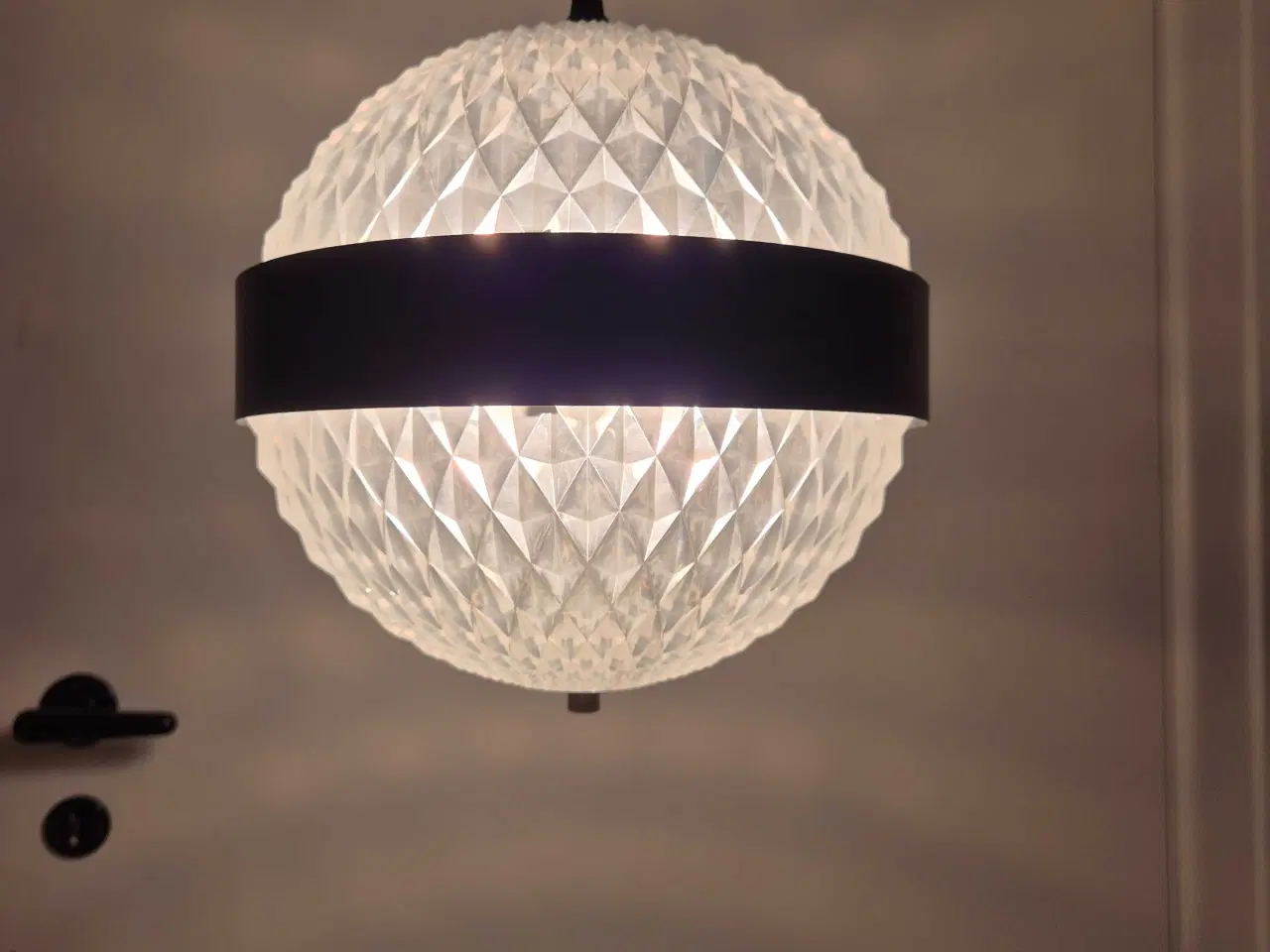 Billede 7 - Sjælden kuglelampe i plast med mavebælte i metal