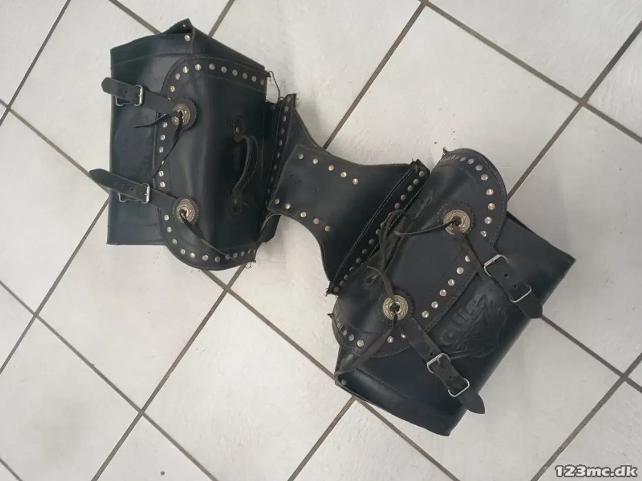 Billede 1 - Læder sidetasker, \"smid - over\" model.