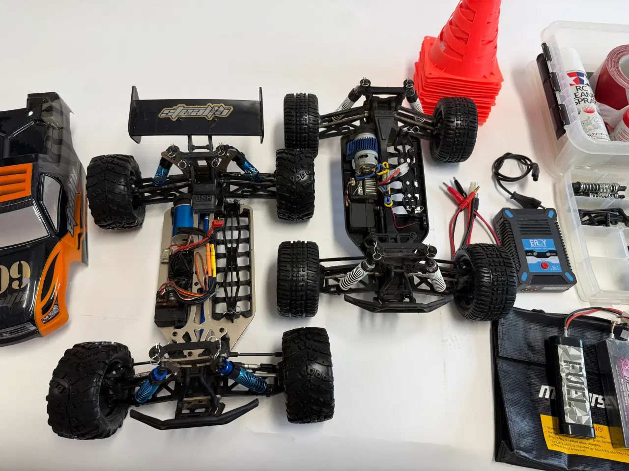 Billede 2 - RC sæt med 2 fjernstyrede 4X4 offroad biler m.v.