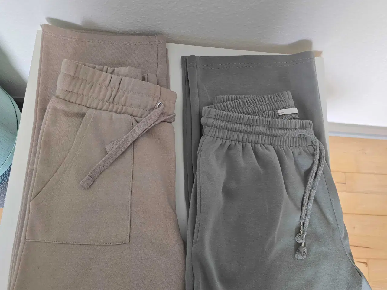 Billede 1 - 2stk.Rigtig fine par Bukser m/vide i Ben 