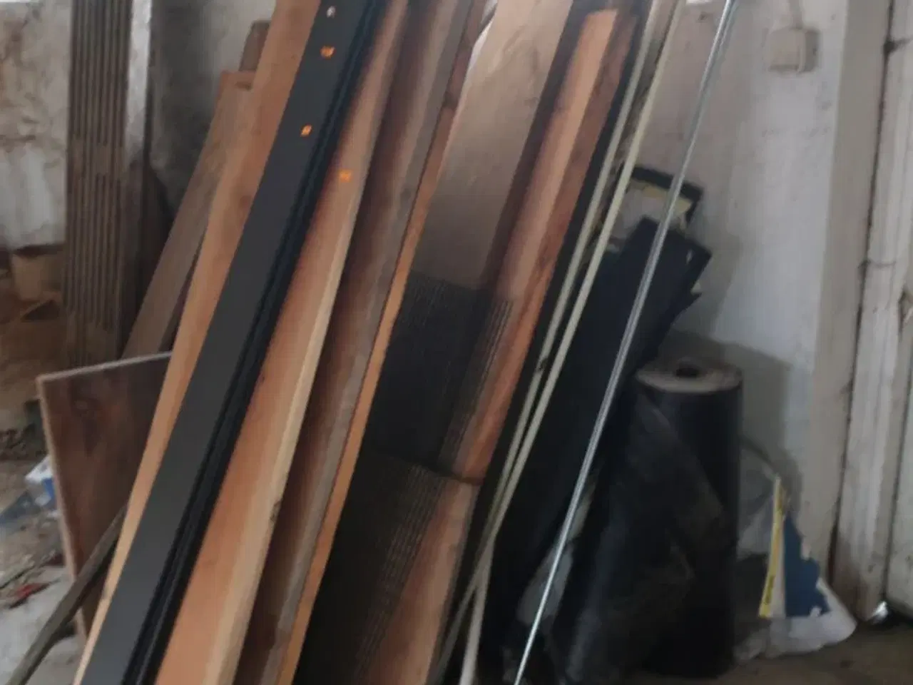 Billede 2 - Div. Træ, hegn, værktøj, løftestroppe, buskrydder m.m.