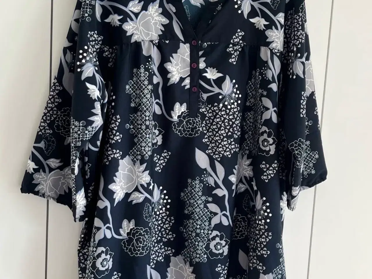 Billede 1 - Blomstret bluse med 3/4 ærmer fra Cassiopeia