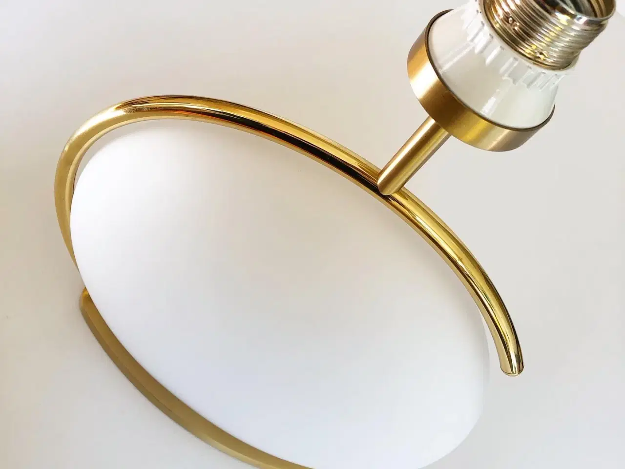 Billede 5 - Bordlampe i opaline glas og messing
