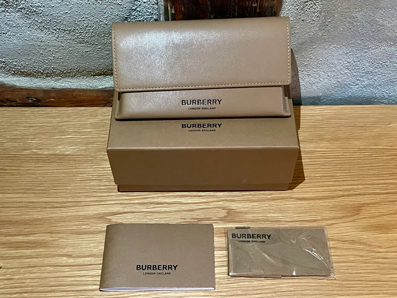 Billede 1 - Burberry solbrille & brille etui 2 stk
