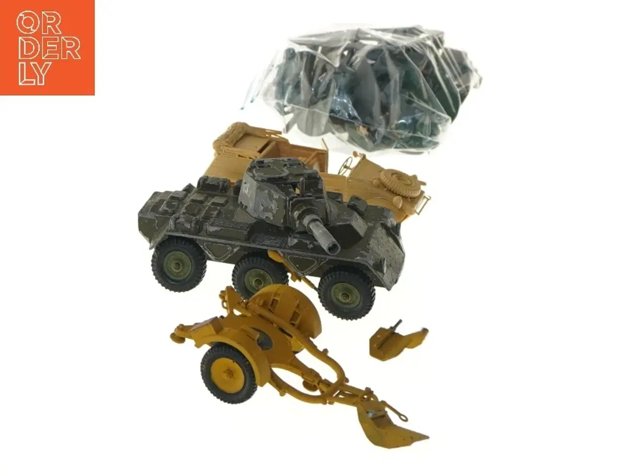 Billede 3 - Sæt af militær legetøjskøretøjer og figurer (str. 12 cm)
