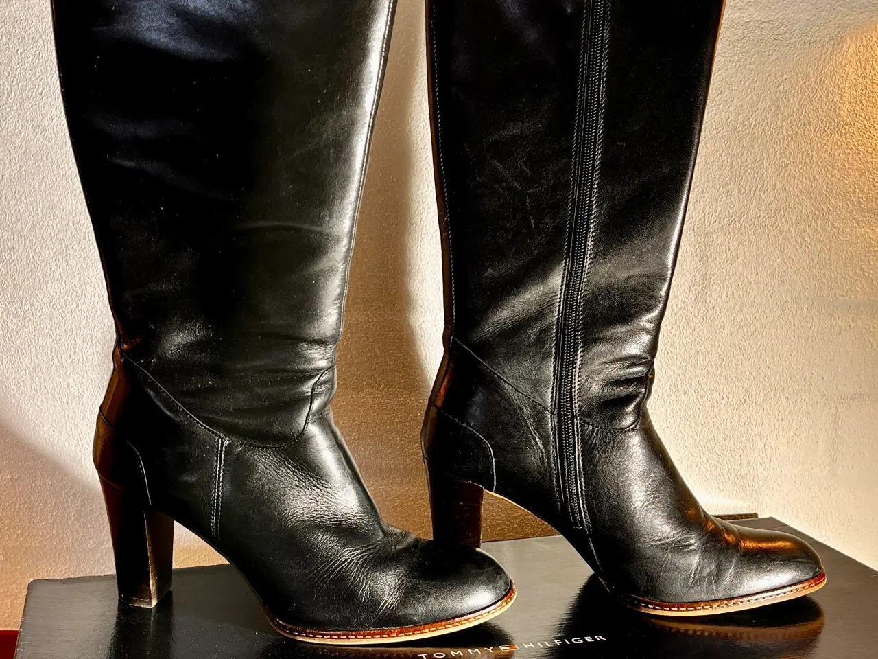 Billede 1 - Tommy Hilfiger sorte lange støvler, str. 40,