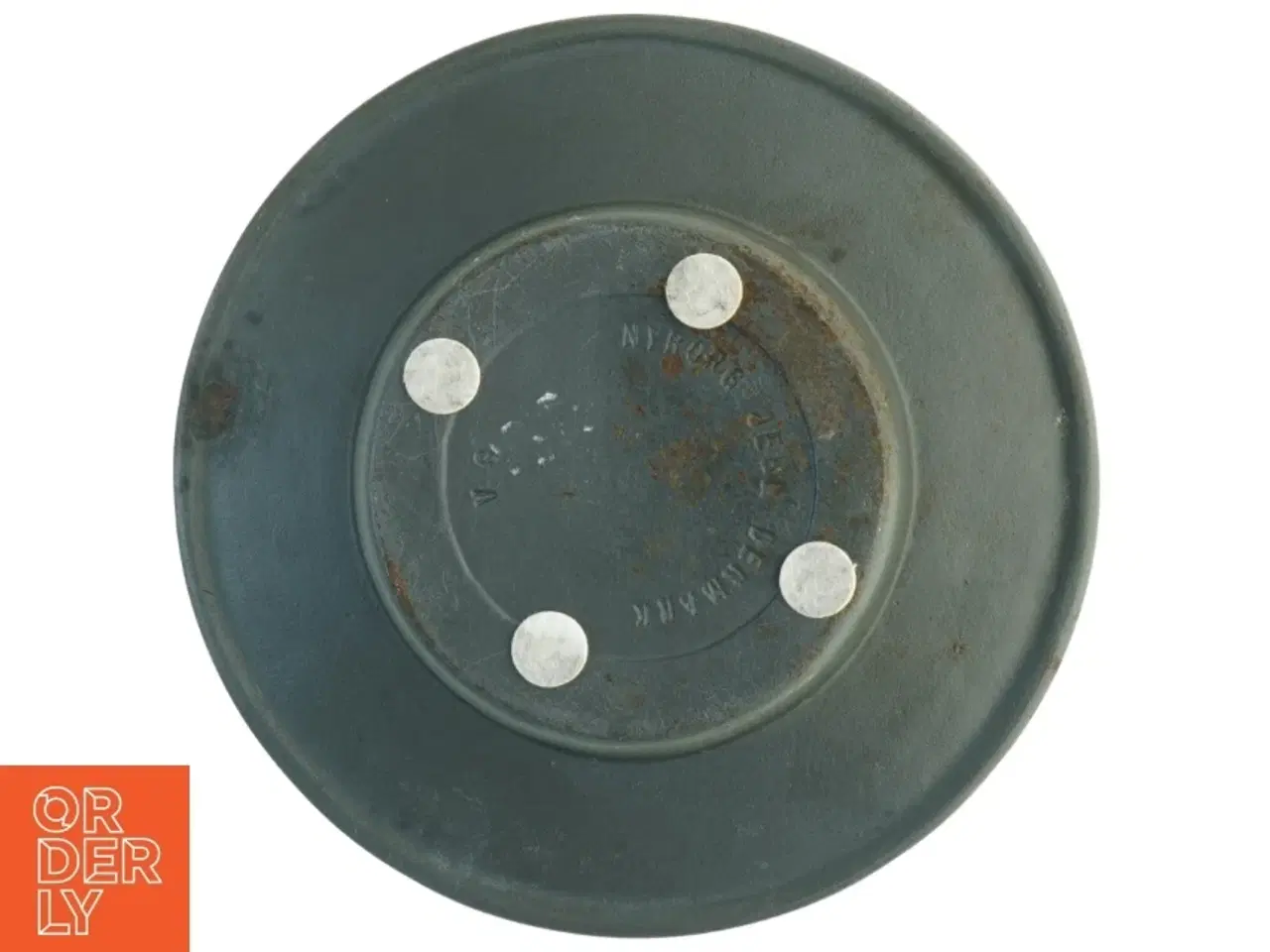 Billede 2 - Metal fad med relief kant fra Nyborg Jern (str. Diameter 26 cm)