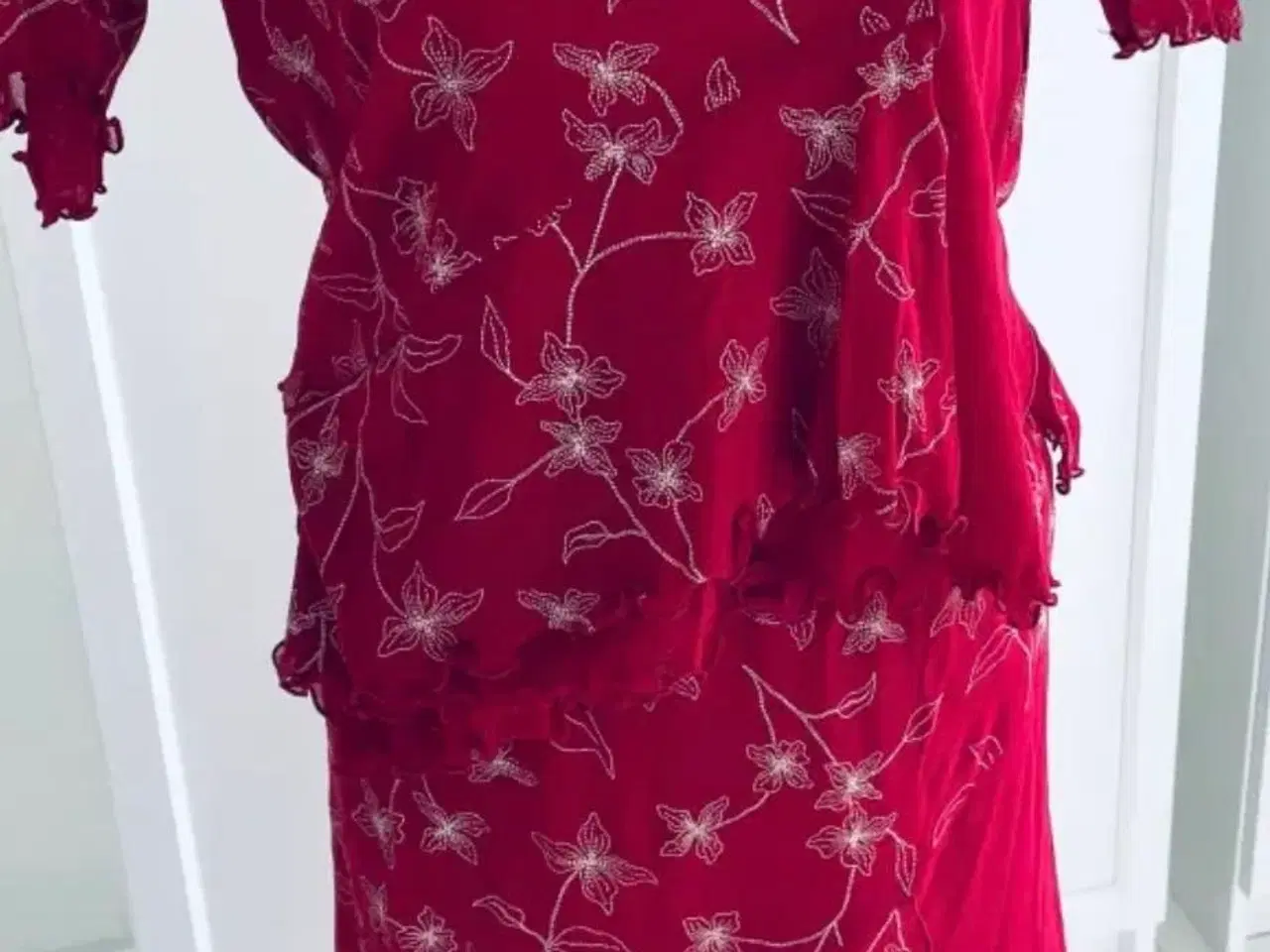 Billede 1 - T-shirt + nederdel sæt fra Annesofie