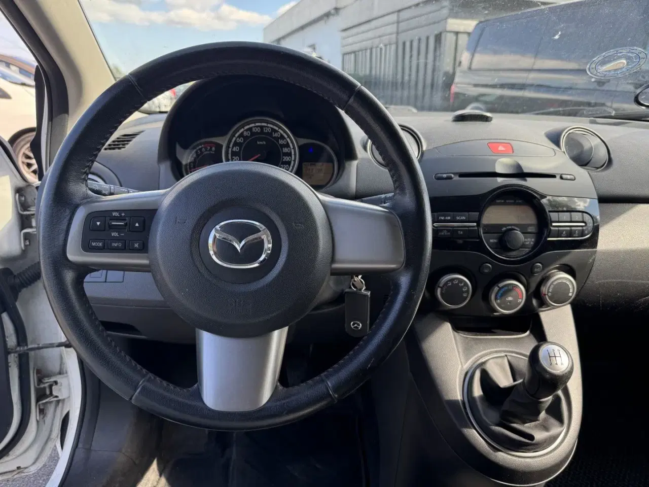 Billede 11 - Mazda 2 1,3 Takara Edition 84HK 5d