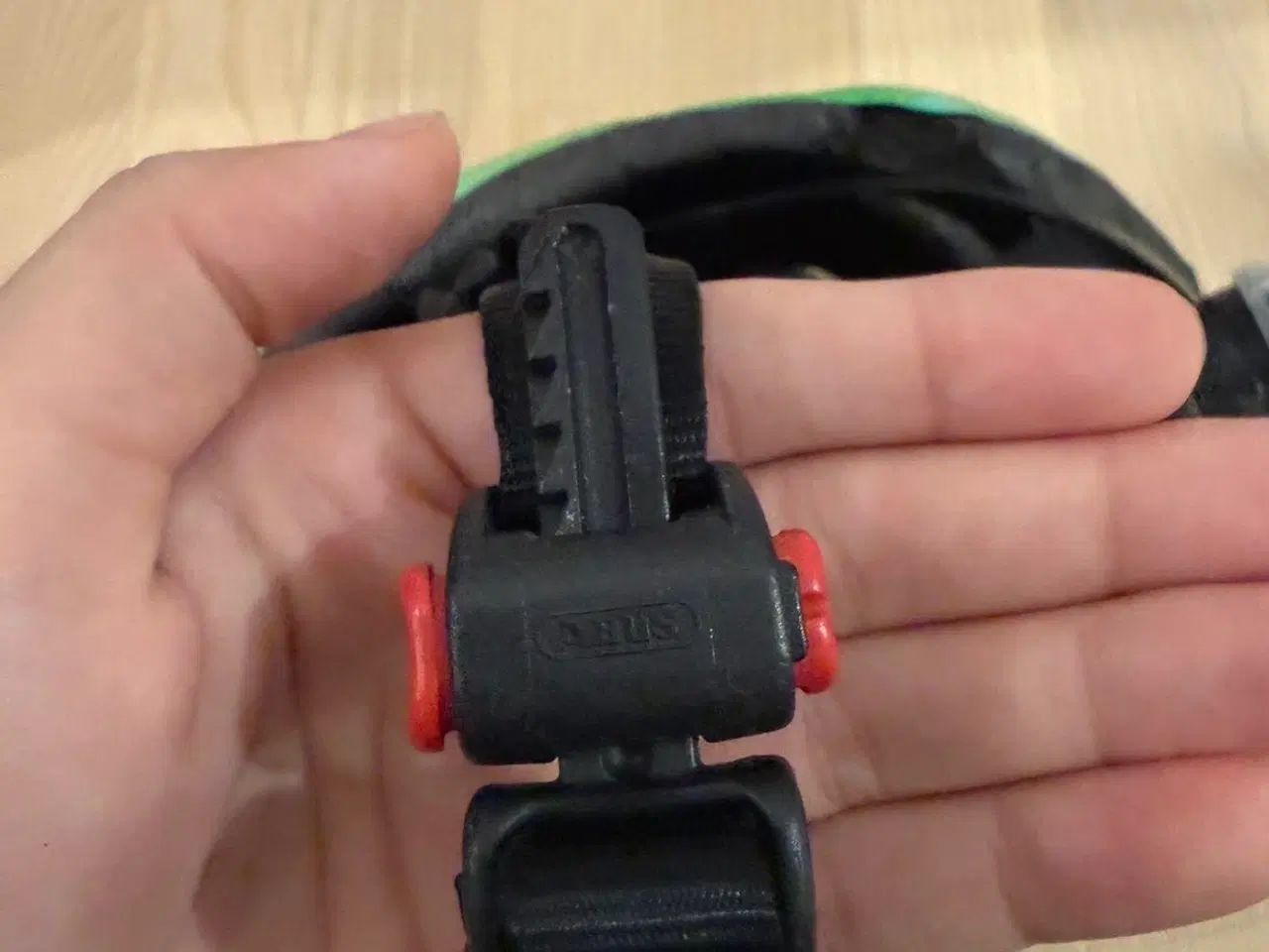 Billede 3 - ABUS cykelhjelm med lys 