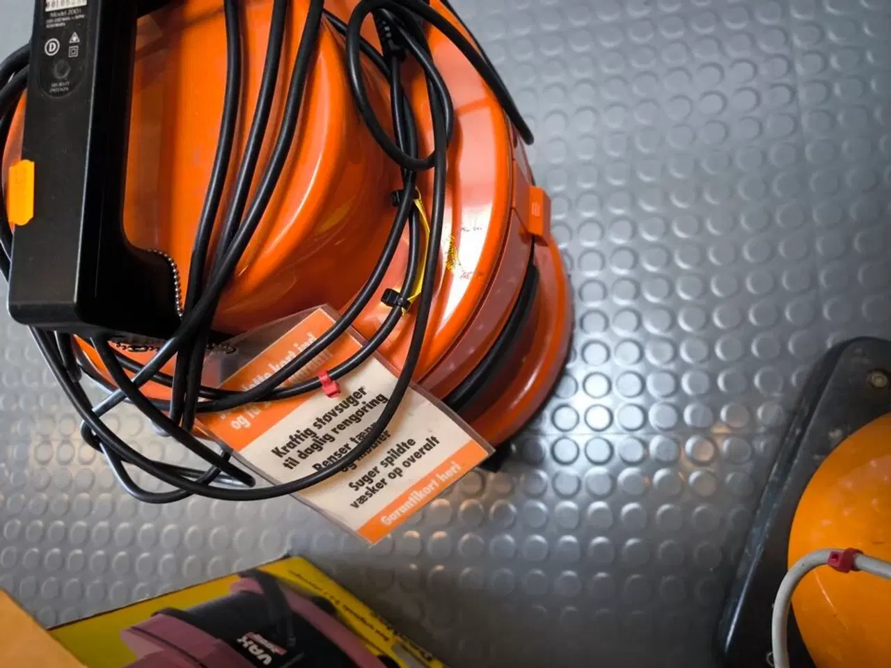 Billede 1 - 2 stk. tør/vådsugere bl.a. VAX inkl. tilbehør