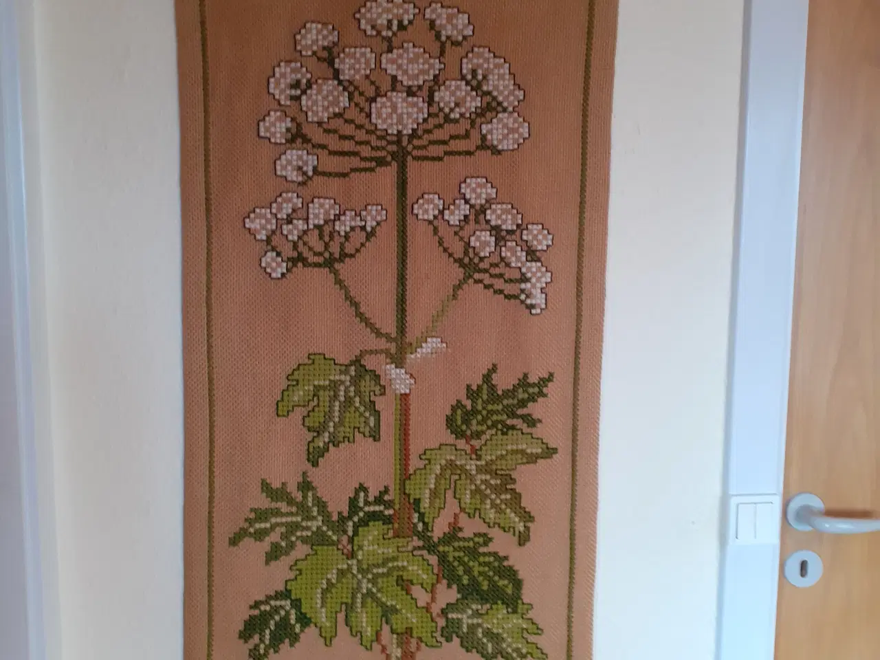 Billede 1 - Vægophæng med broderet Bjørneklo  