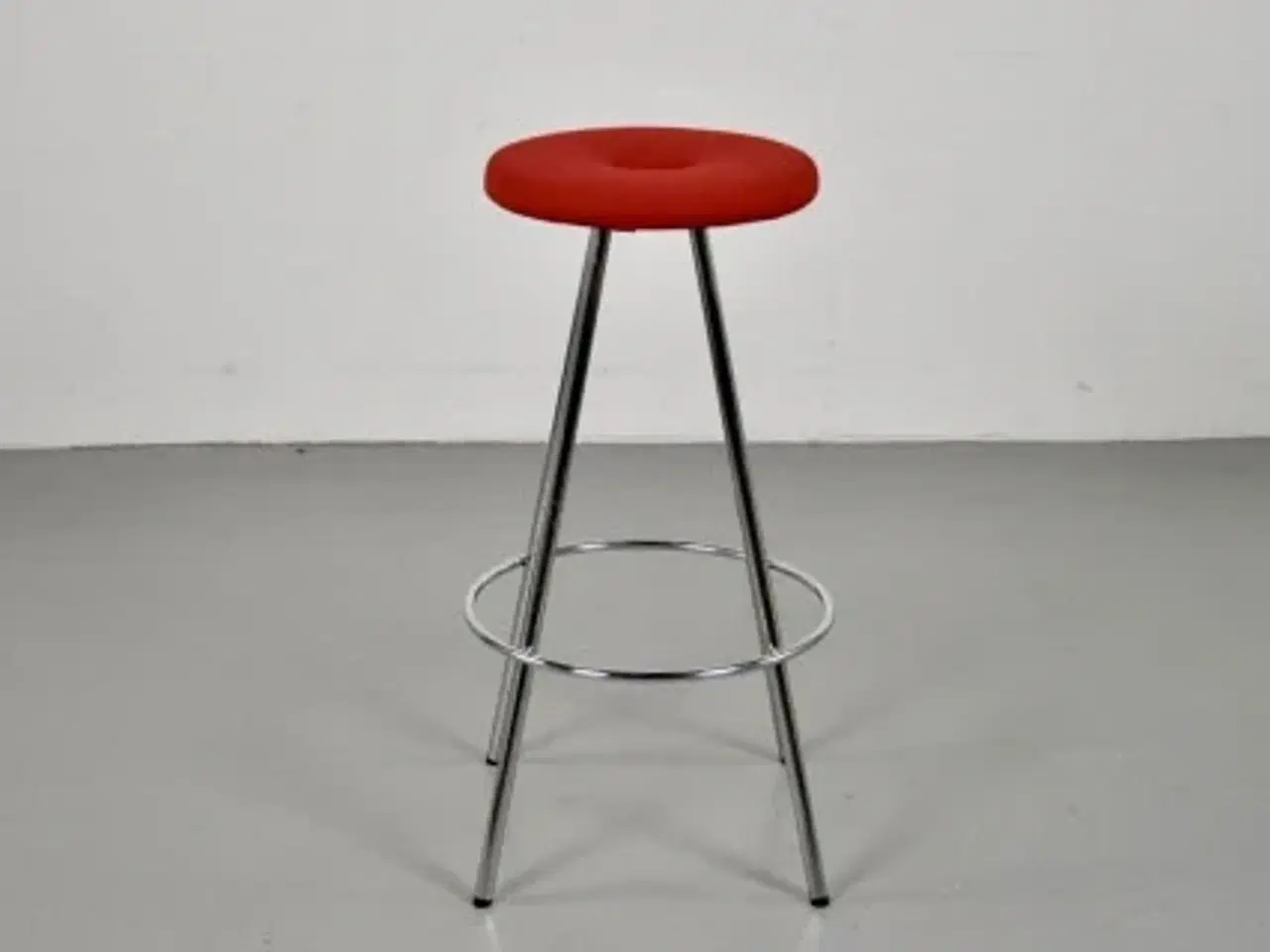 Billede 2 - Martela barstol med rødt polster på sædet og krom stel