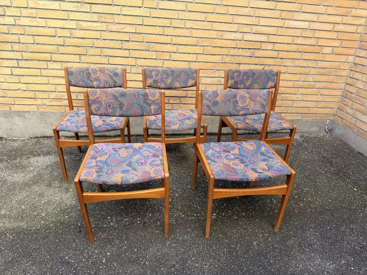 Billede 1 - Poul Volther stole - trænger til hjælp.