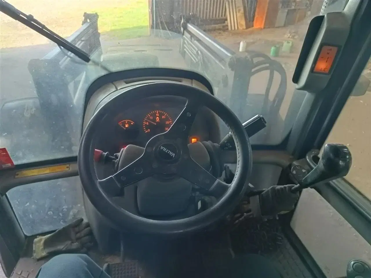 Billede 14 - Valtra 6750 frontlæsser, skovl, storsækkeløfter og betonvægtklods