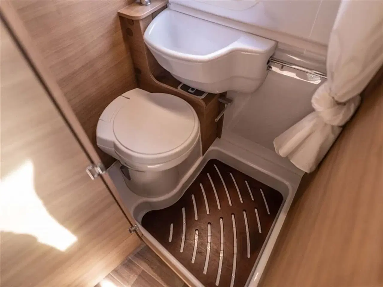 Billede 15 - 2020 - McLouis Menfys Van 04 Prestige Van med langsgående senge og fyldt med udstyr