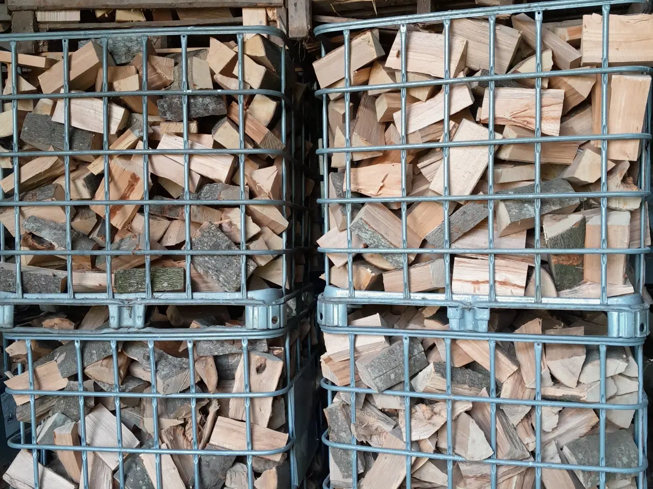 Billede 1 - Tørt brænde, savet og kløvet