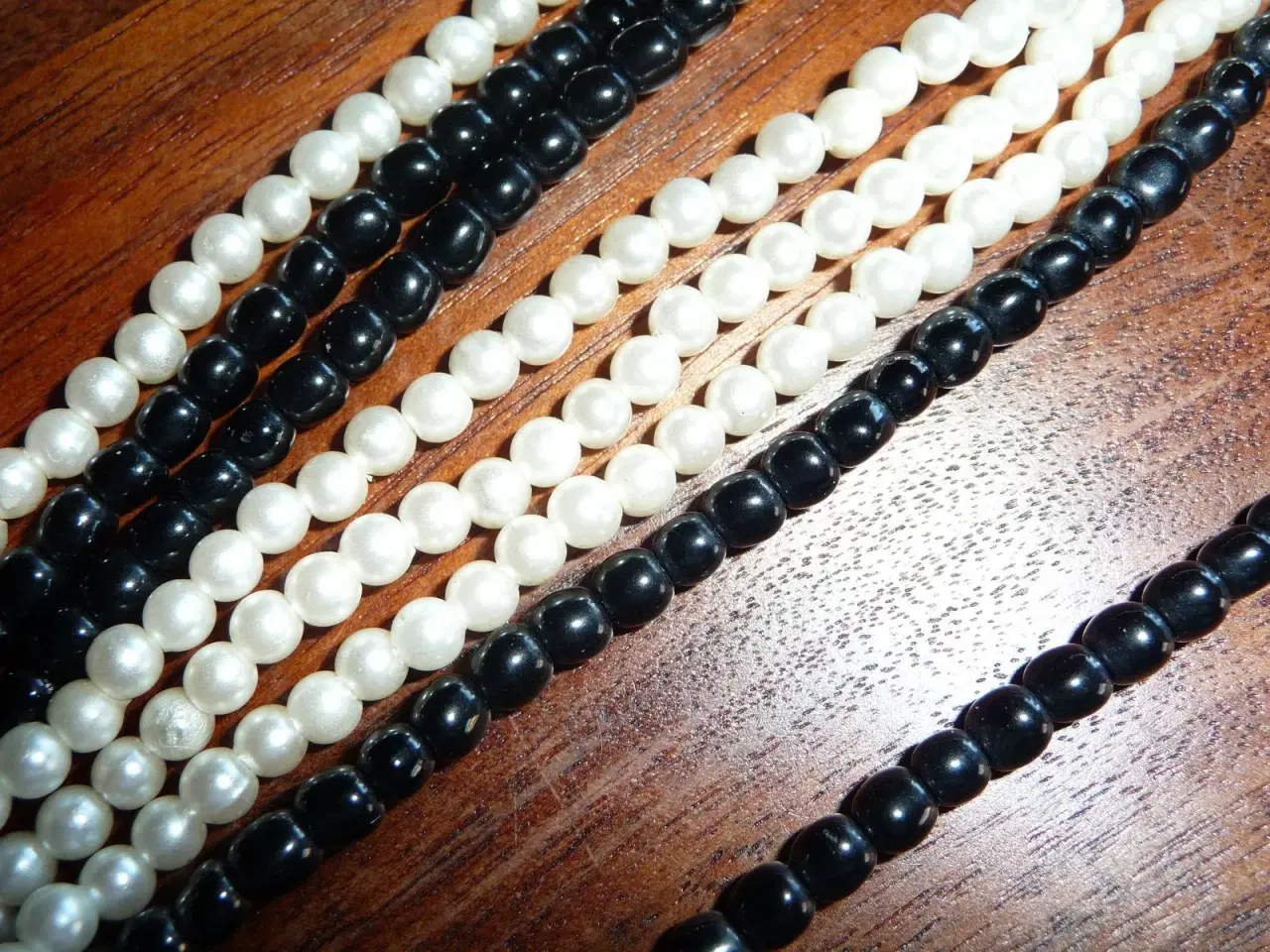 Billede 4 - sort og hvid perle kæde