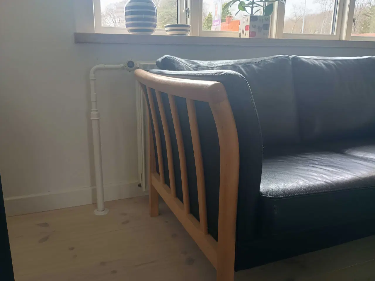 Billede 2 - Sort lædersofa med god polstring sælges 