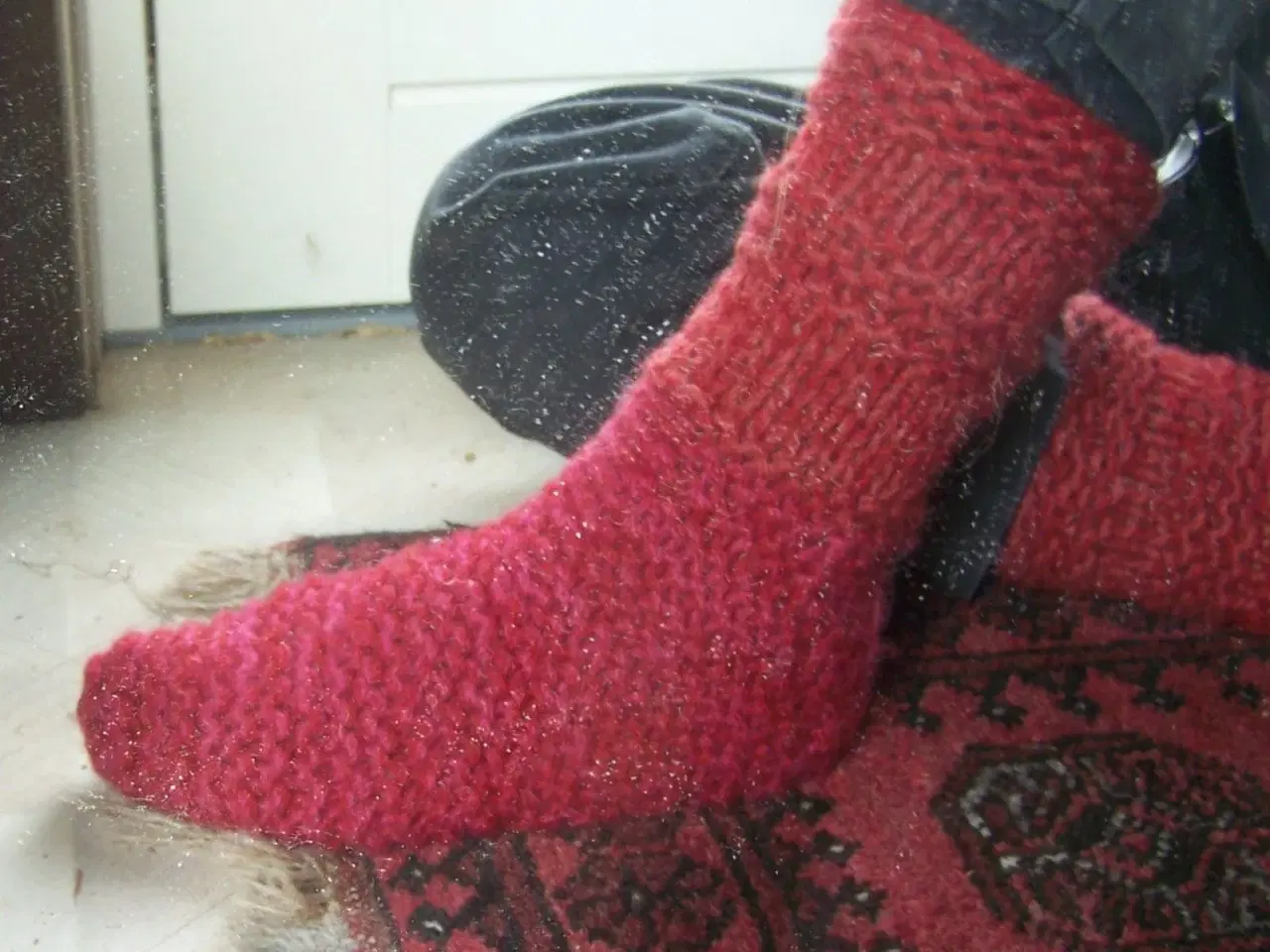 Billede 2 - Hjemmestrikkede hjemmesko - sokker