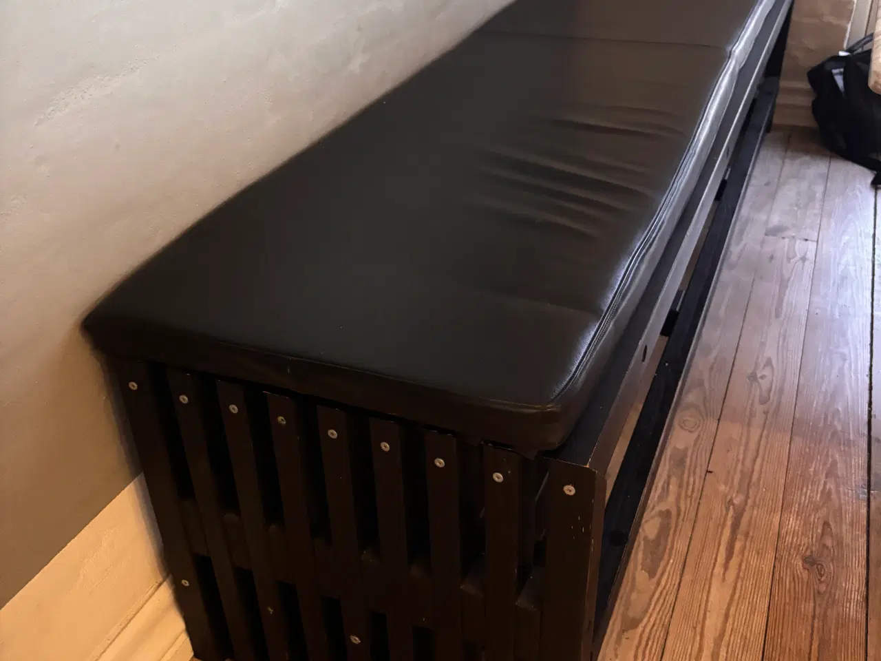 Billede 2 - Bænk med læder hynde + marmorbord