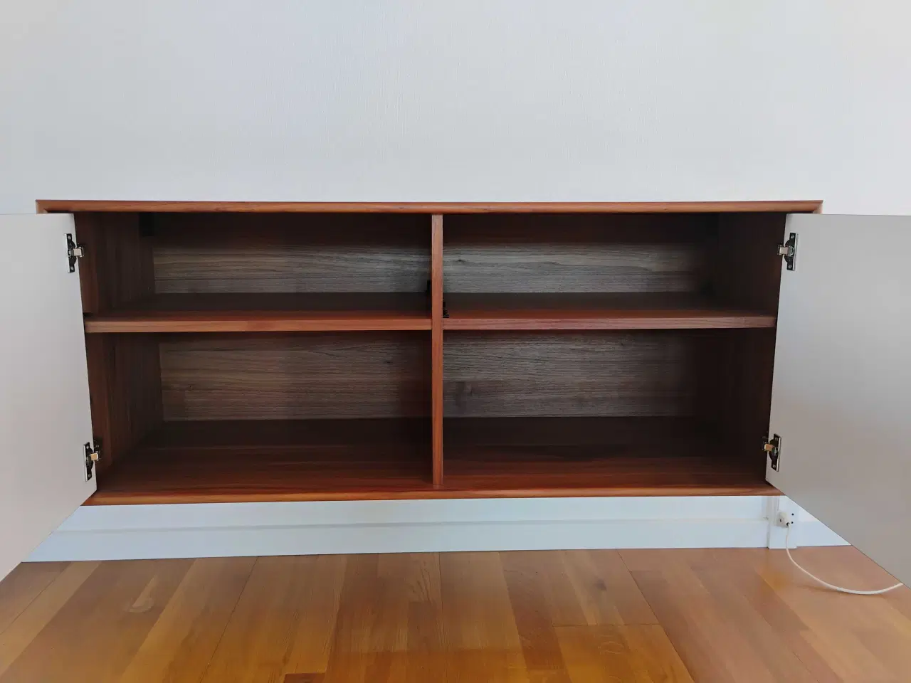 Billede 4 - Virkelig pæn væghængt skab.