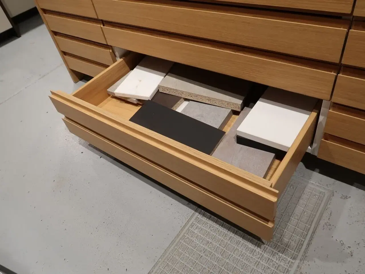 Billede 16 - Køkkenø i egetræ m. marmorbordplade FORM PLUS+