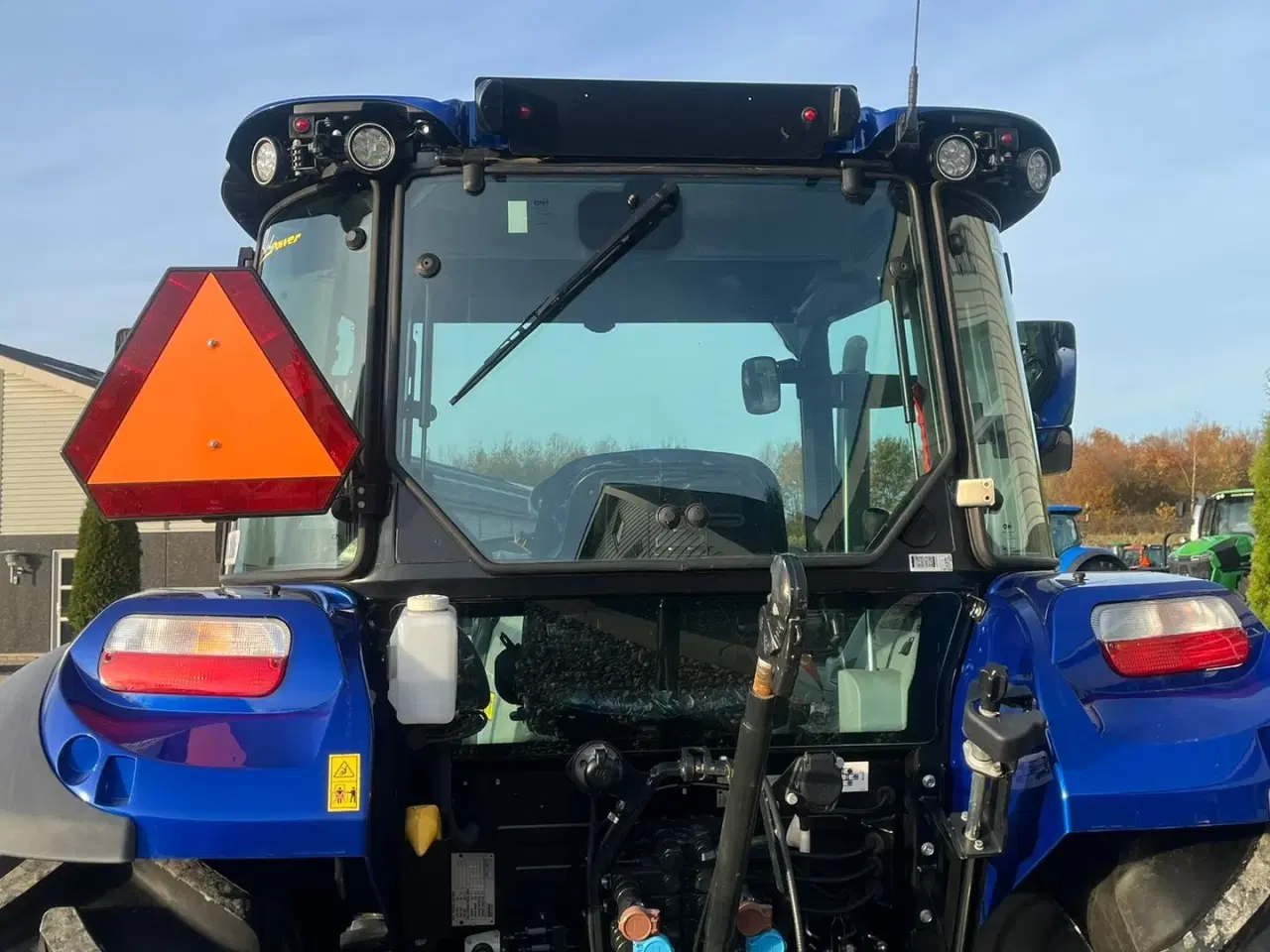 Billede 10 - New Holland T5.100 Blue Power udstyrs model, med brede hjul, frontlift og ekstra lys.
