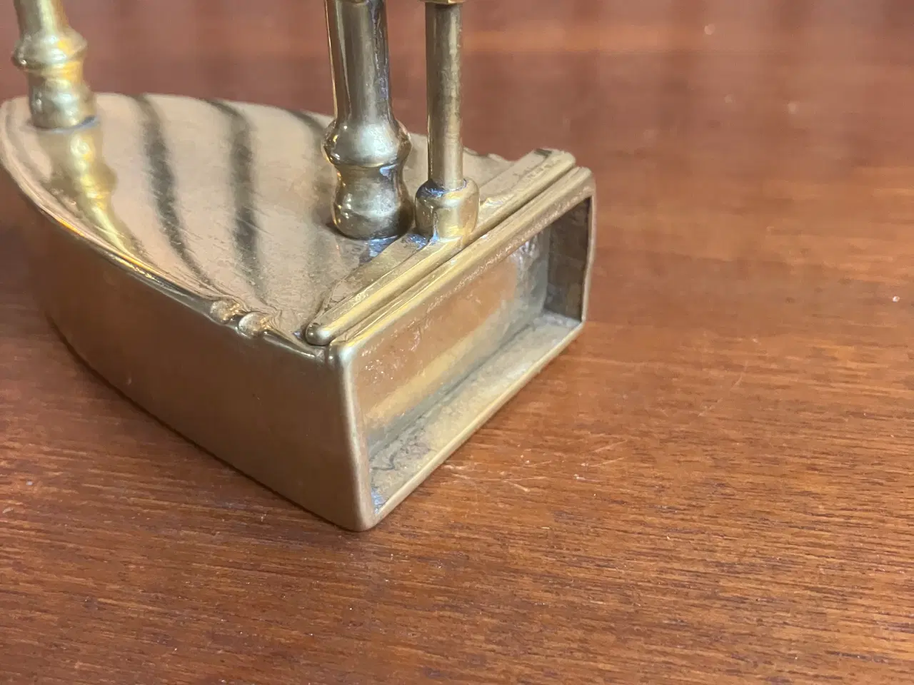 Billede 6 - Antikt strygejern i messing med håndtag af træ.