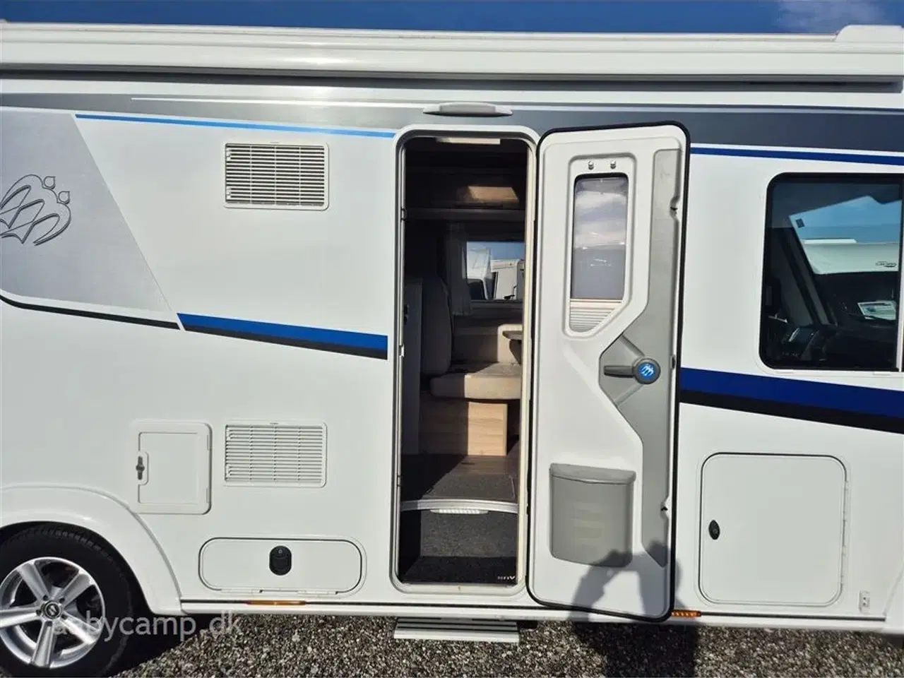 Billede 5 - 2018 - Knaus Sky I 700 LEG   Automatgear. markise. 2x batterier. 2x solceller. Dometic A/C. Elektrisk indgangstrin. Dellæder.