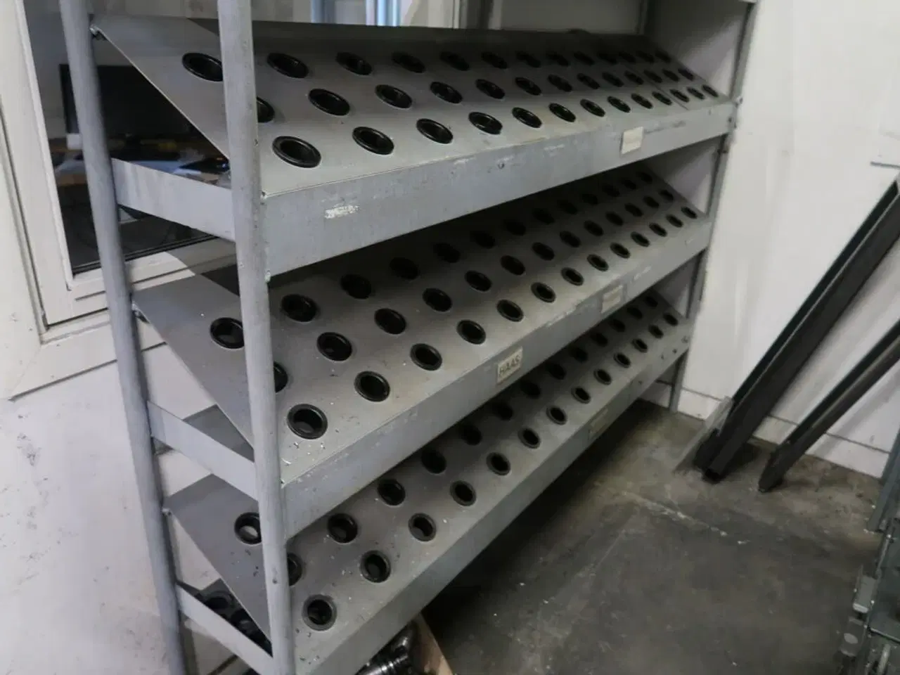 Billede 3 - Reol med div. Holdere til værktøj