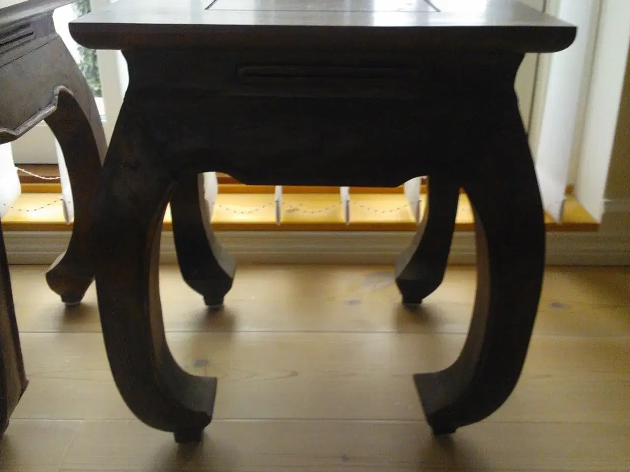 Billede 2 - bord i mørkt træ, 2 stk