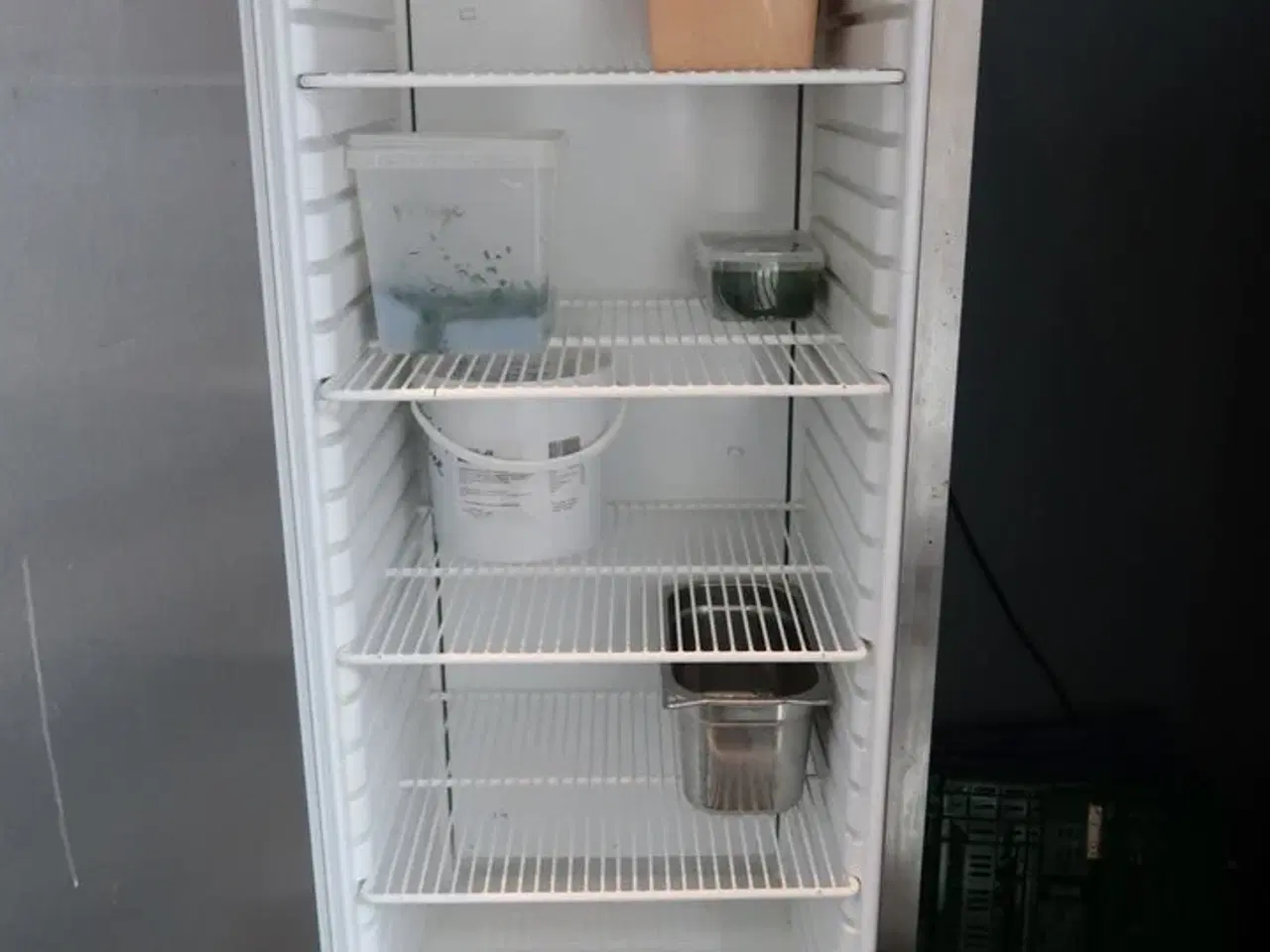 Billede 3 - GRAM Compact K 420 RG Køleskab - Støjsvag på hjul