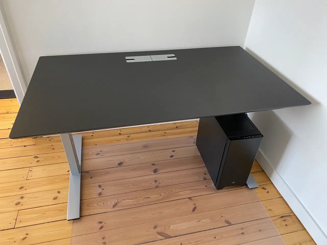 Billede 1 - Dencon Skrivebord 140x80 cm – Justerbar Højde