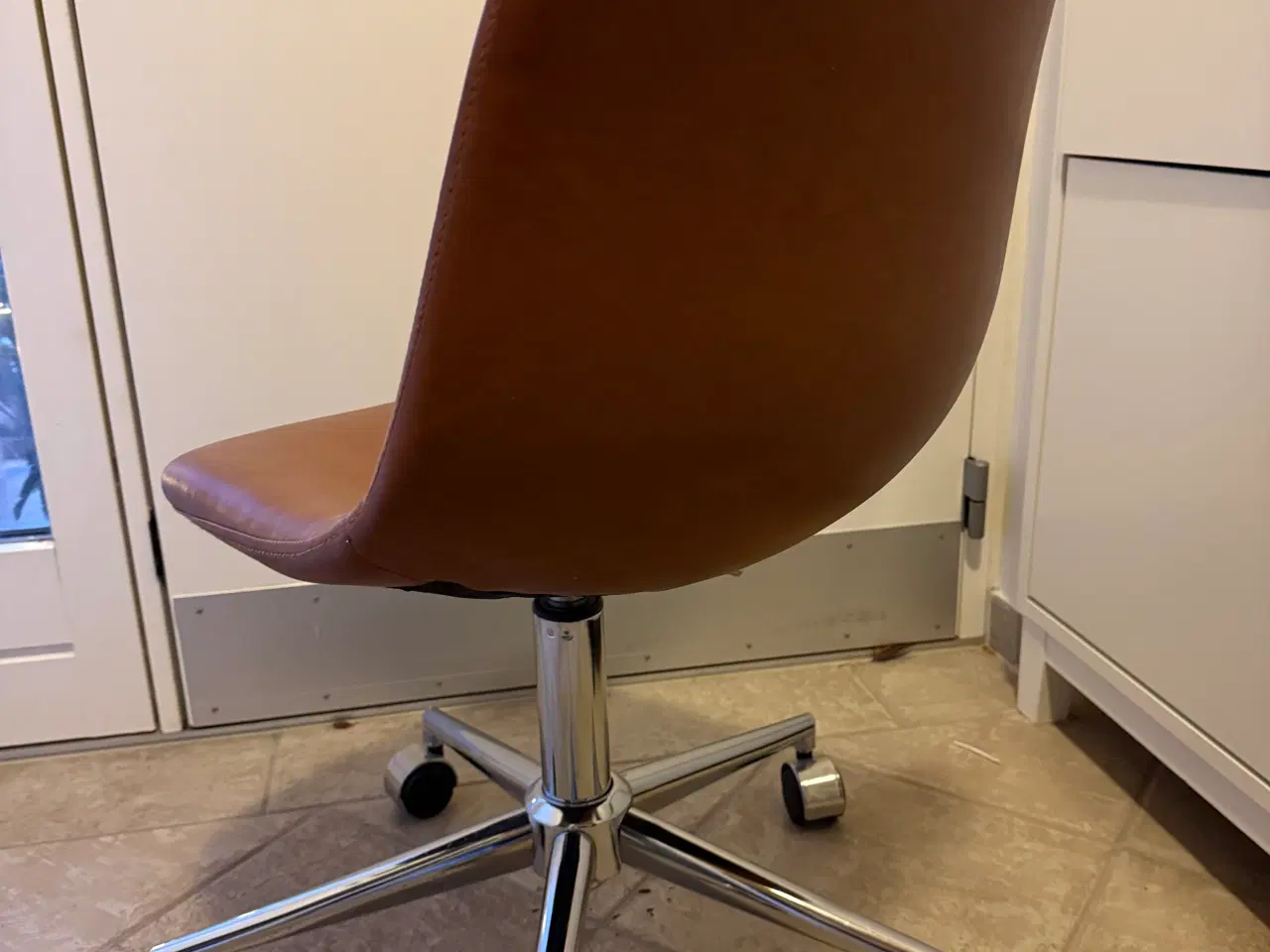 Billede 3 - Skrivebordsstol, flot cognac farve