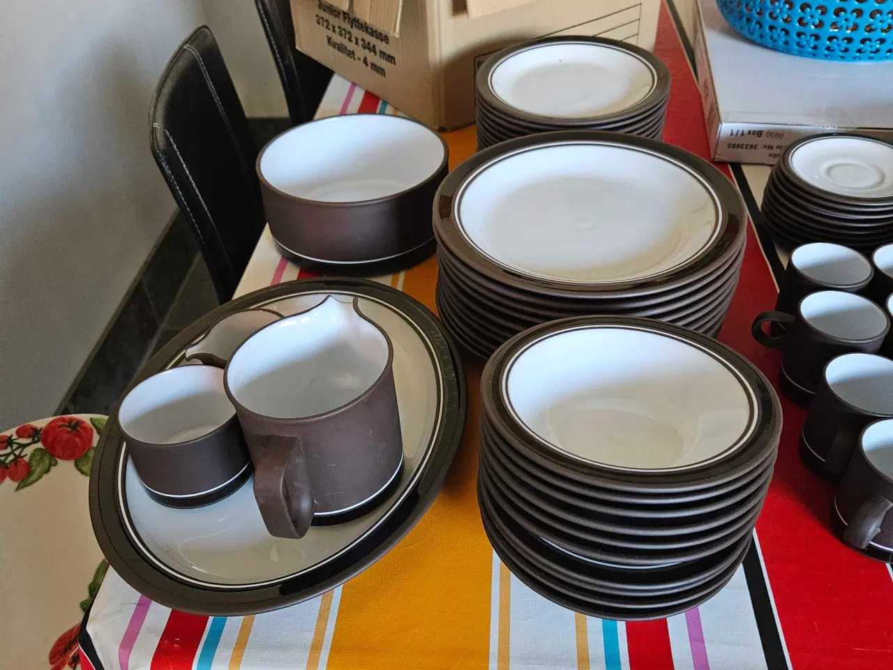 Billede 2 - Contrast spise/kaffestel  GIV ET  BUD