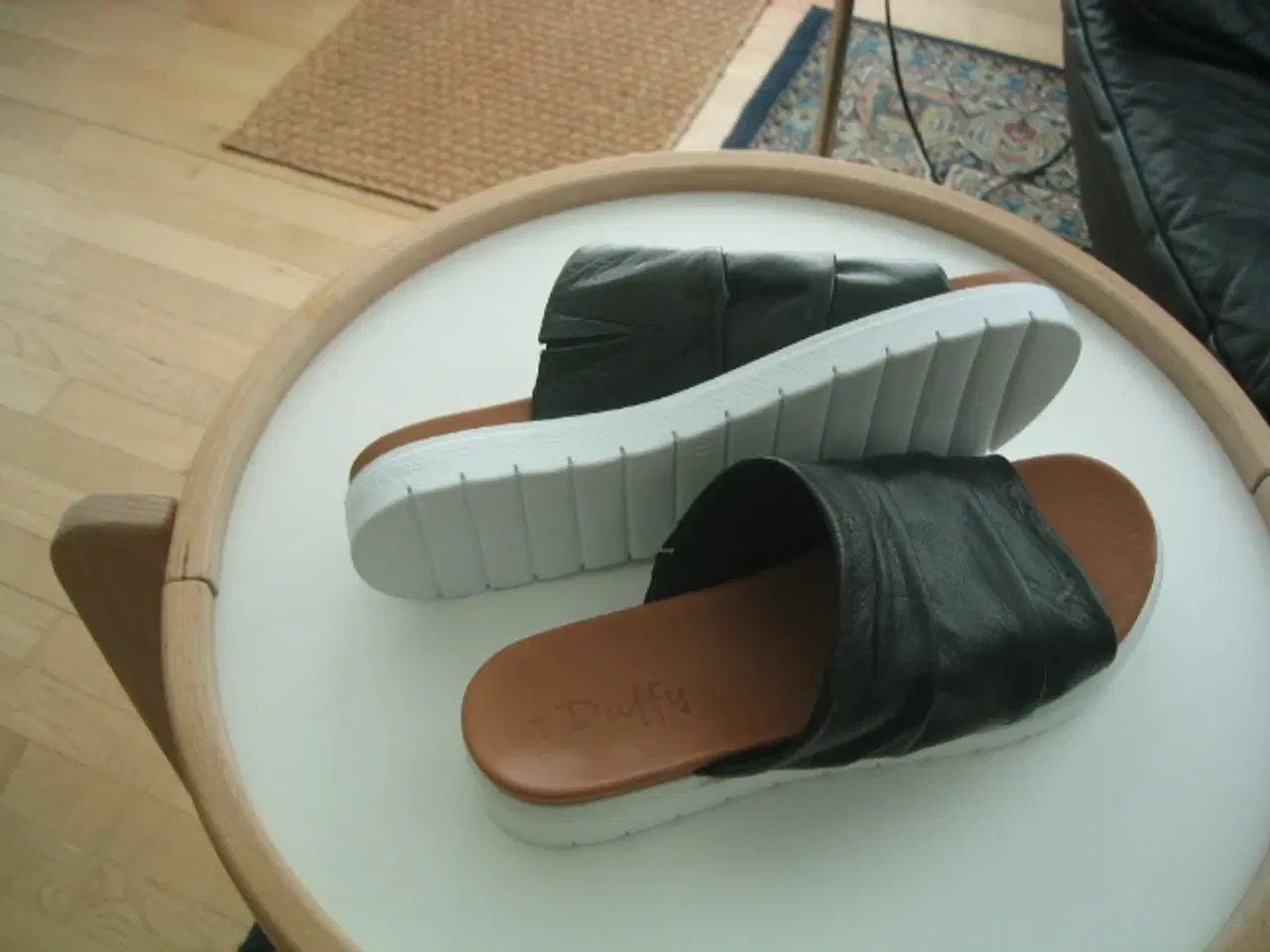 Billede 1 - NYE sandaler