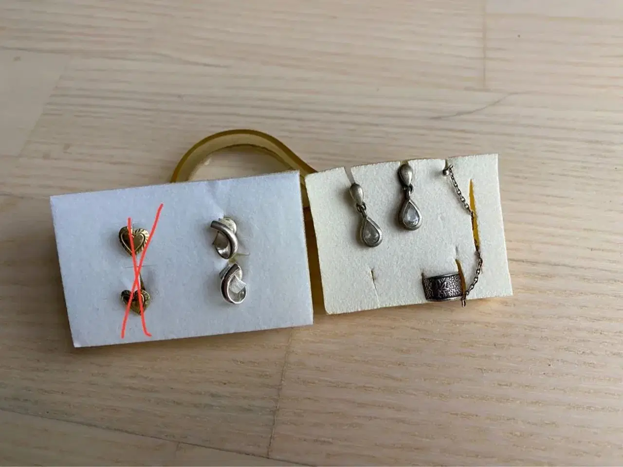 Billede 1 - Ørestikker og øreringe med kæde i sølv