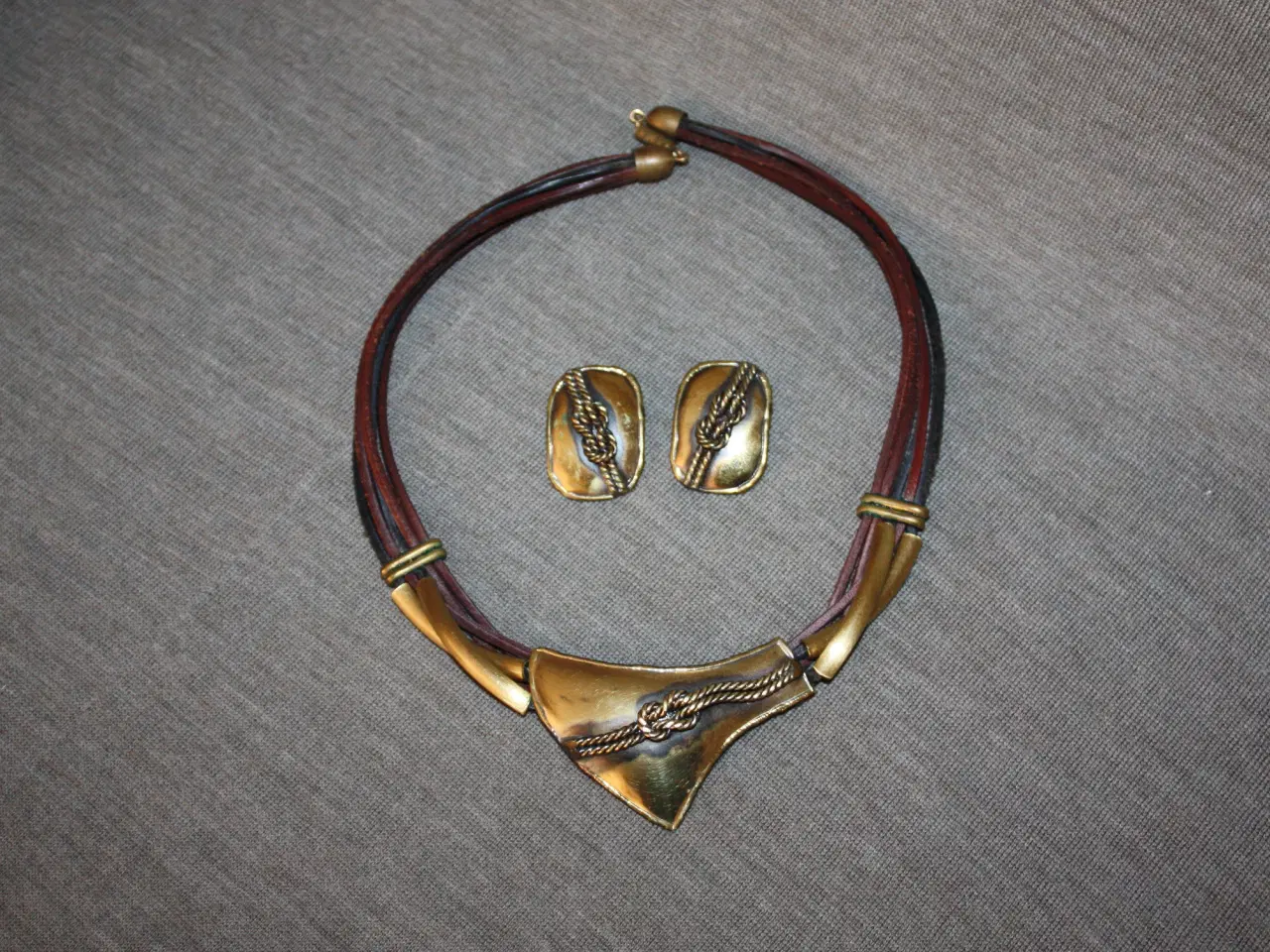 Billede 1 - Halskæde med Øreclips leather og metal