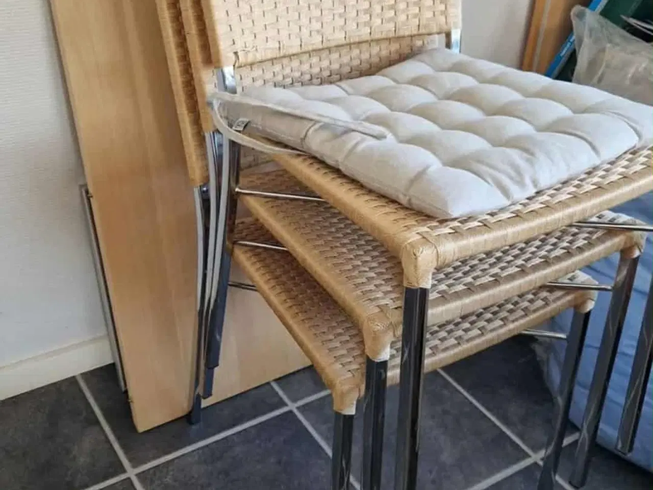 Billede 2 - Køkkenbord og 4 stole